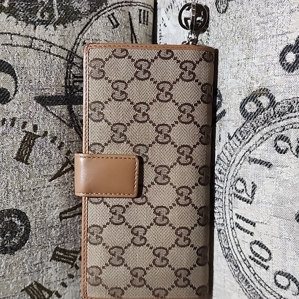 Authentic Gucci Brown Monogram Women's Wallet Light Corner Rub